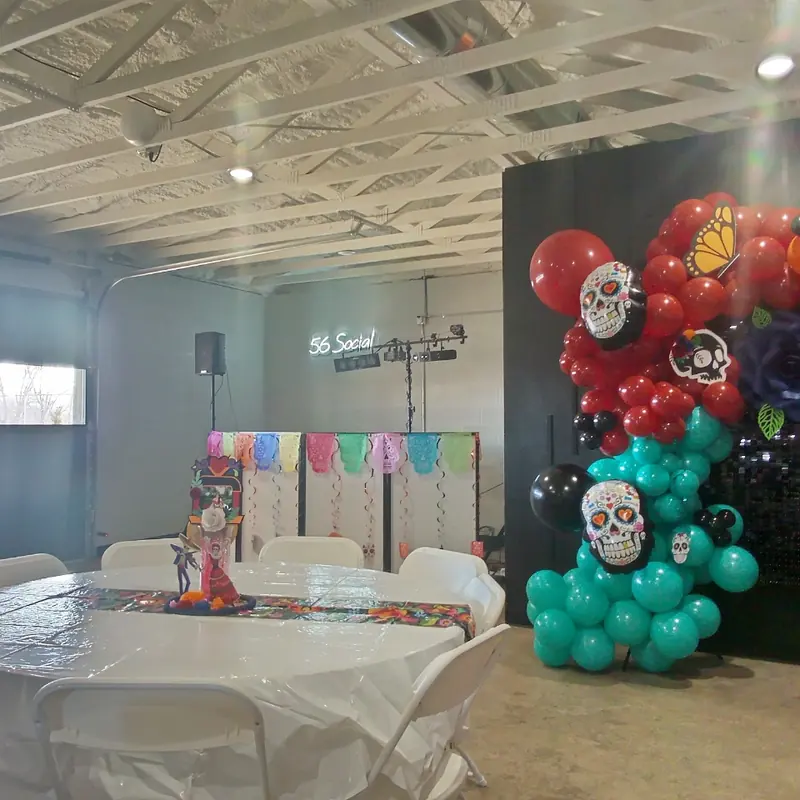 Day of the Dead decor with sugar-skull balloons by the 56 Social sign